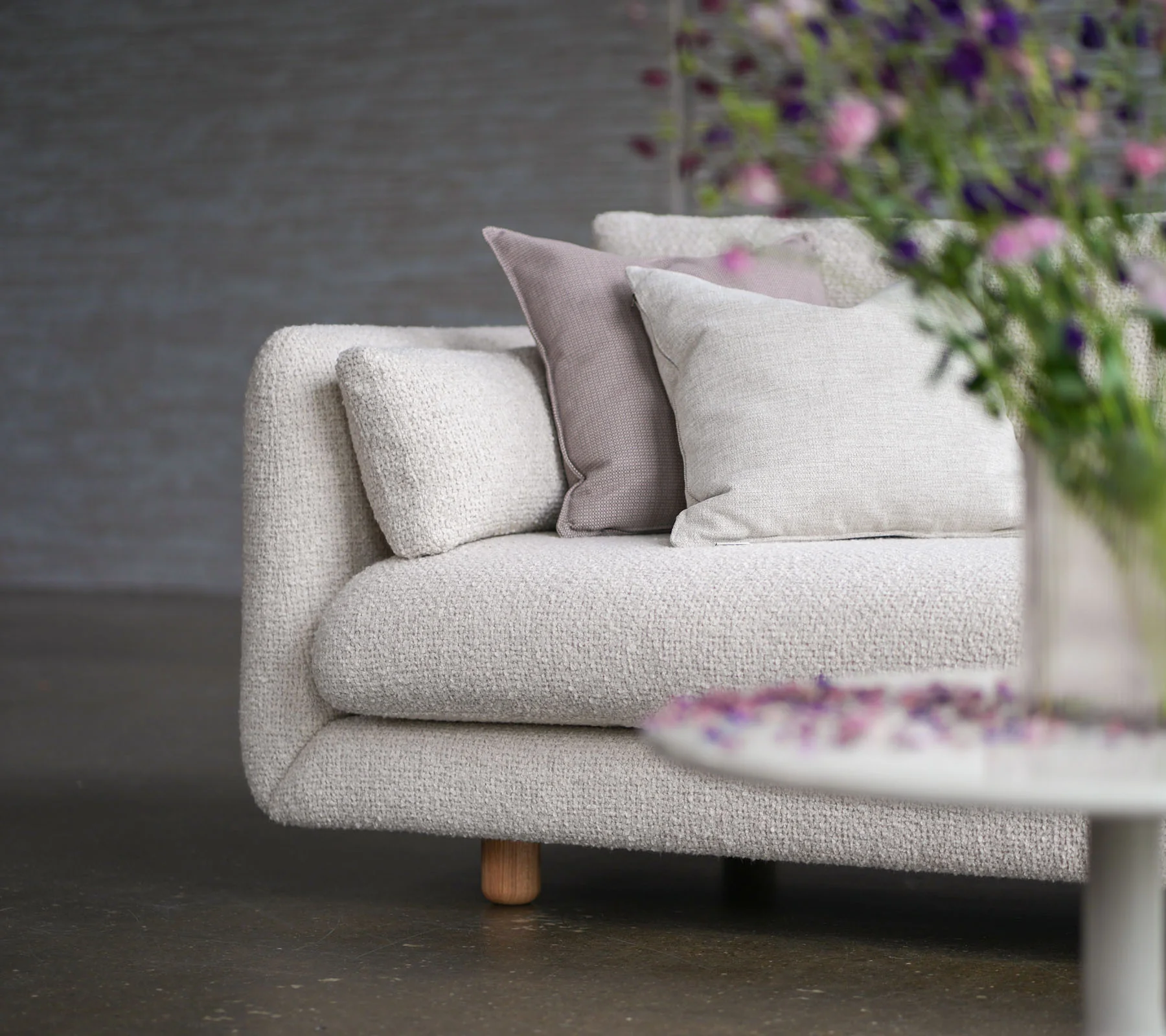 Bloom 2-seater sofa w/teak legs - Image 6