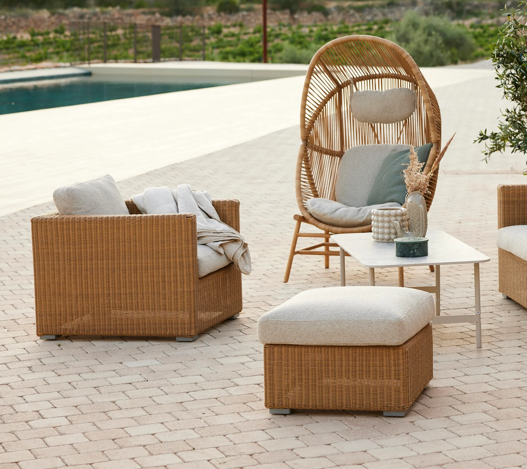 Chester footstool/coffee table - Image 5