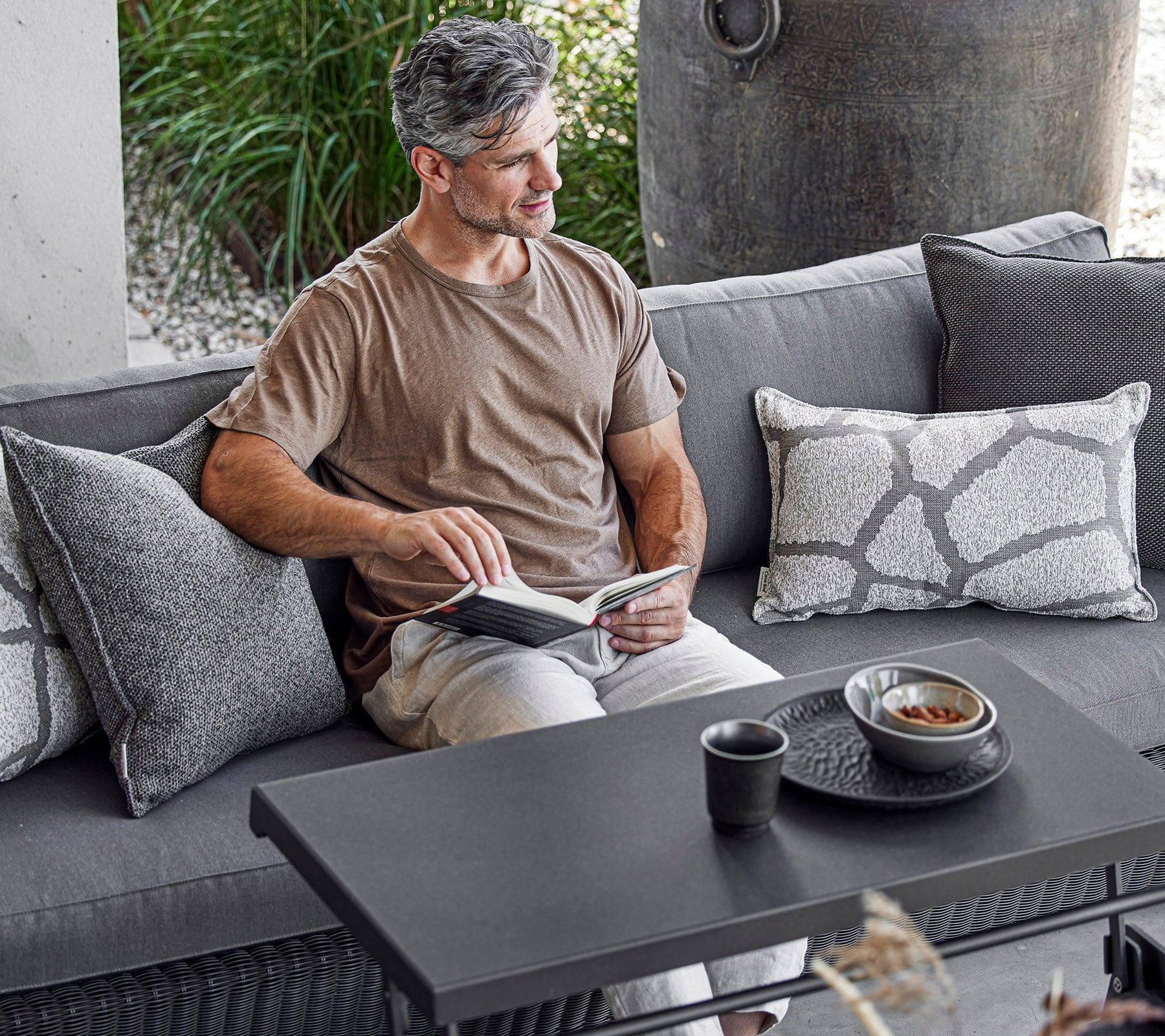 Chill-out coffee table, dual heights - Image 3