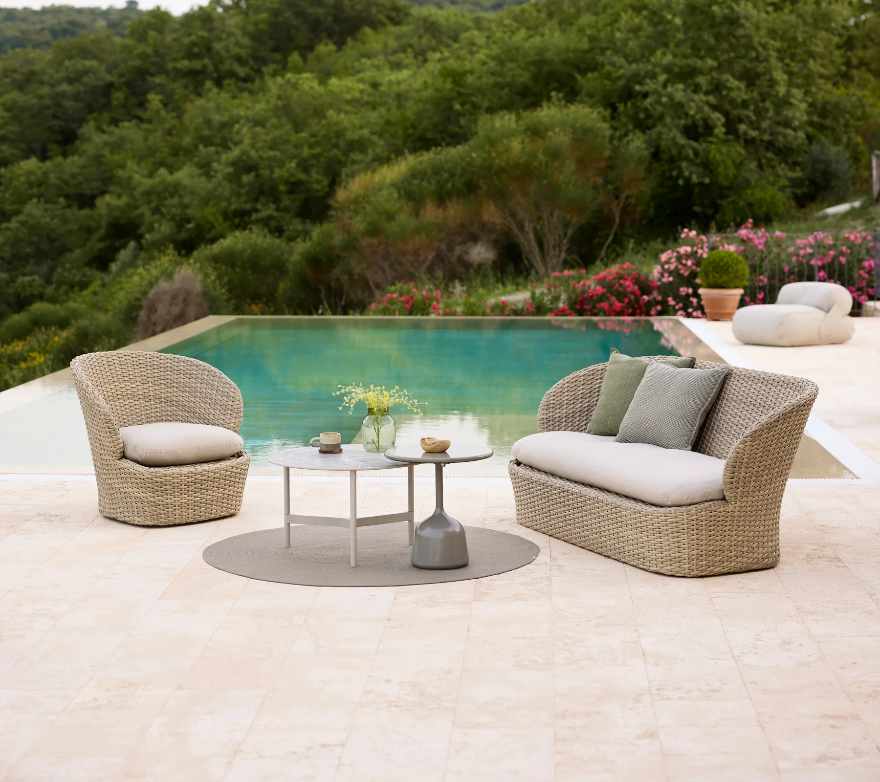 Coast lounge chair w/swivel - Image 3