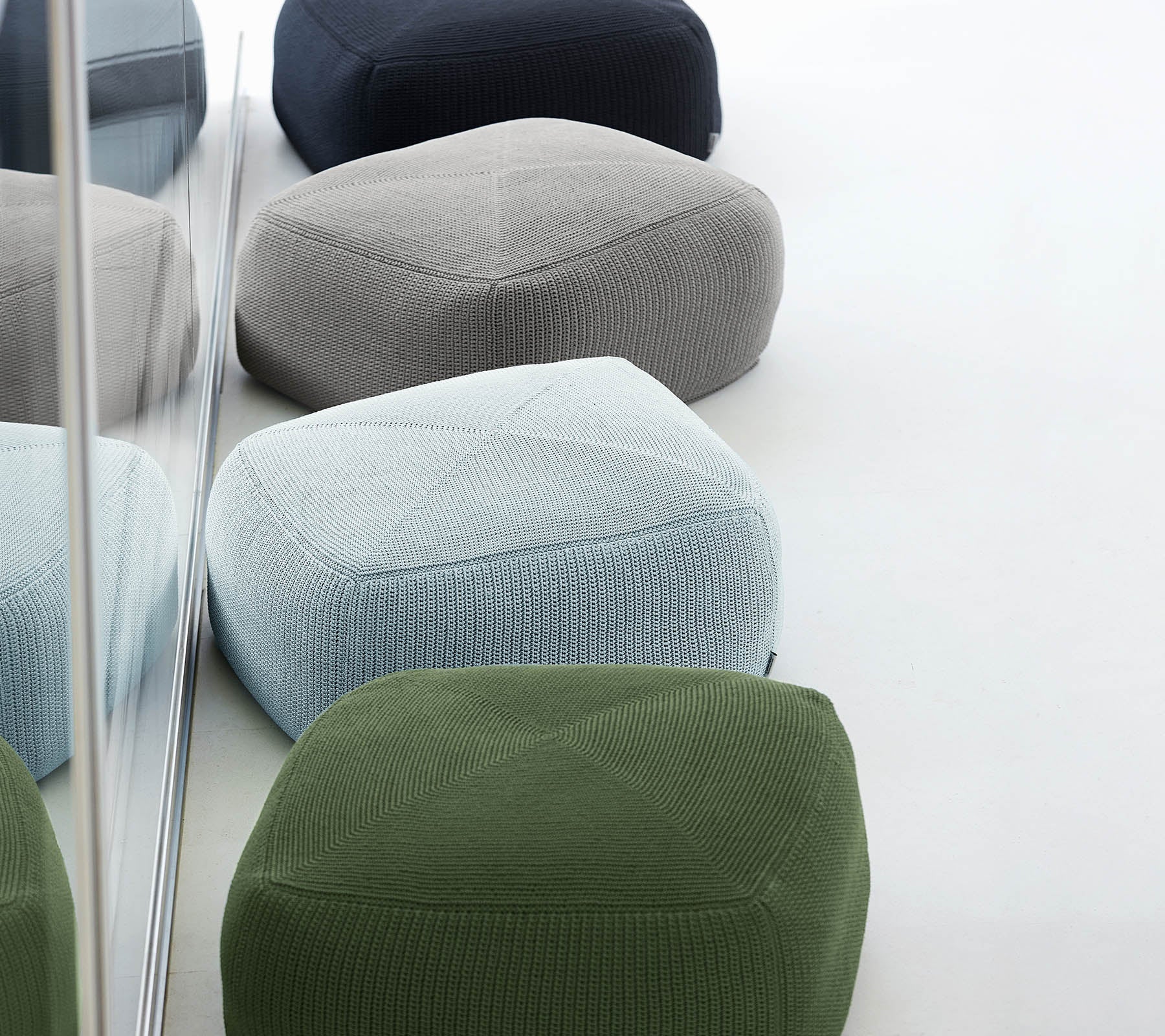 Divine footstool - Image 3