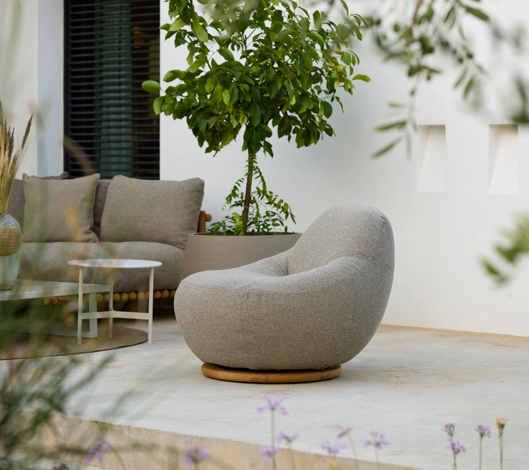 Gem lounge chair w/teak swivel - Image 10