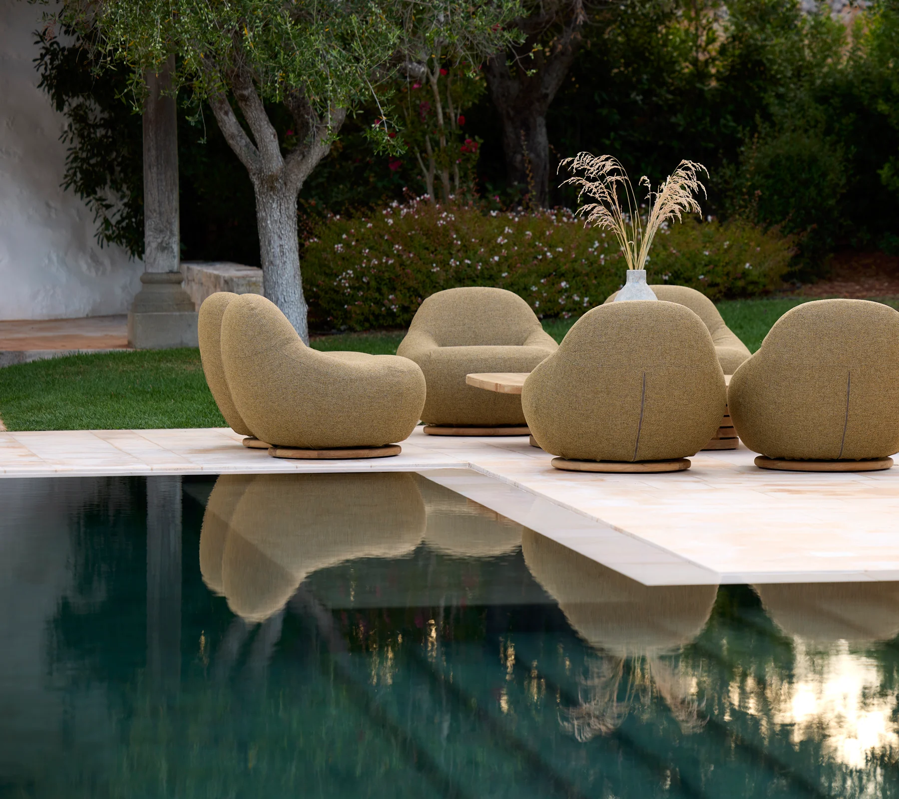 Gem lounge chair w/teak swivel - Image 12