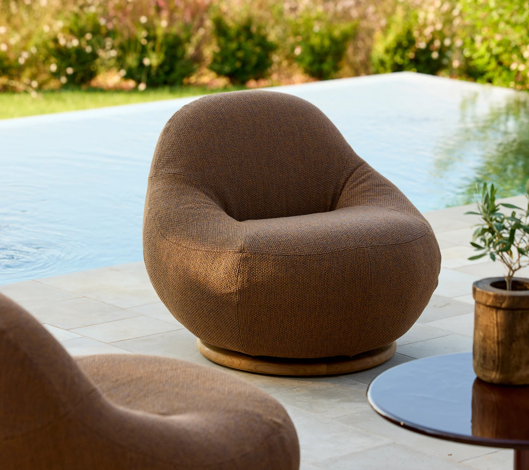 Gem lounge chair w/teak swivel - Image 14