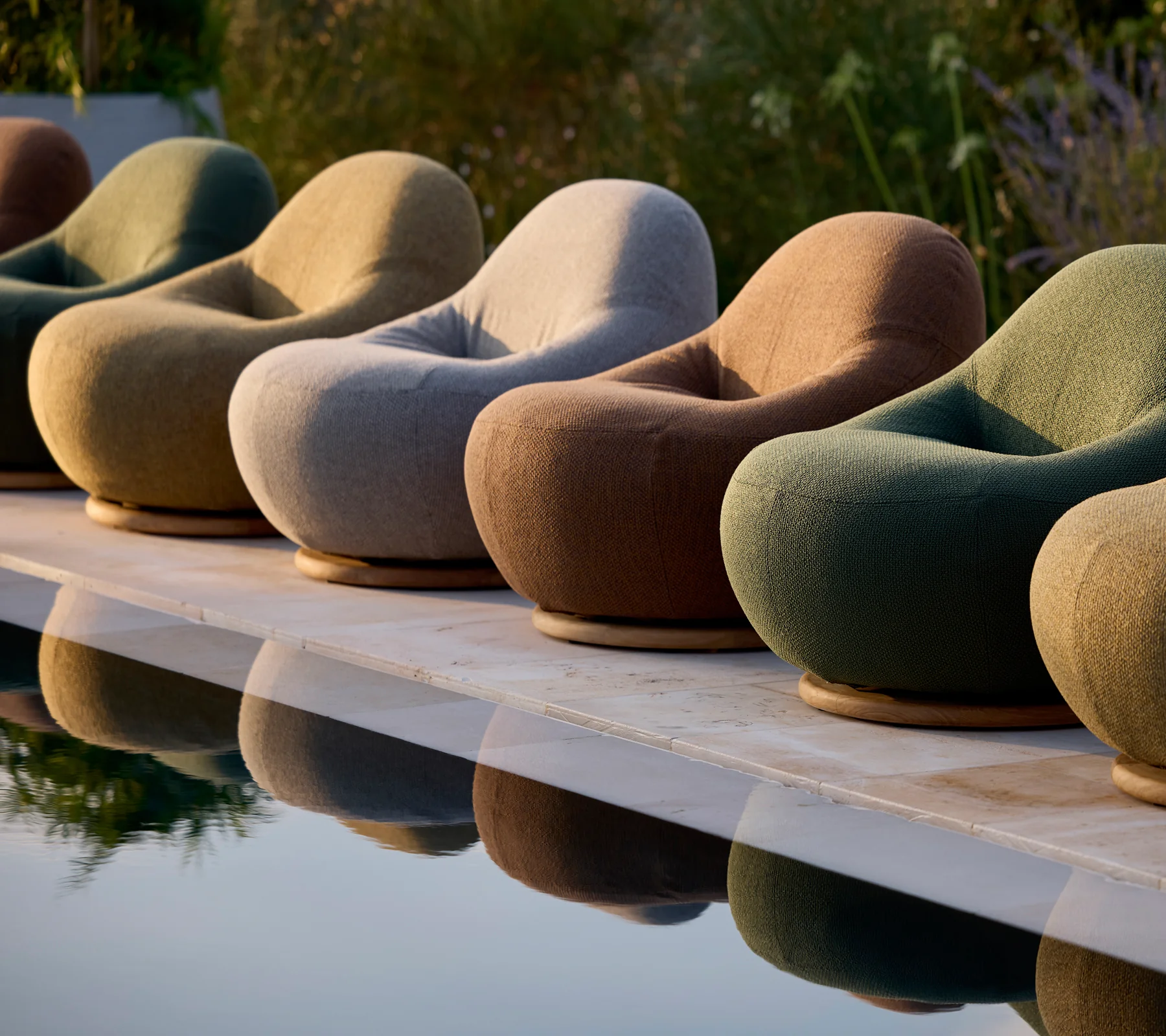 Gem lounge chair w/teak swivel - Image 9