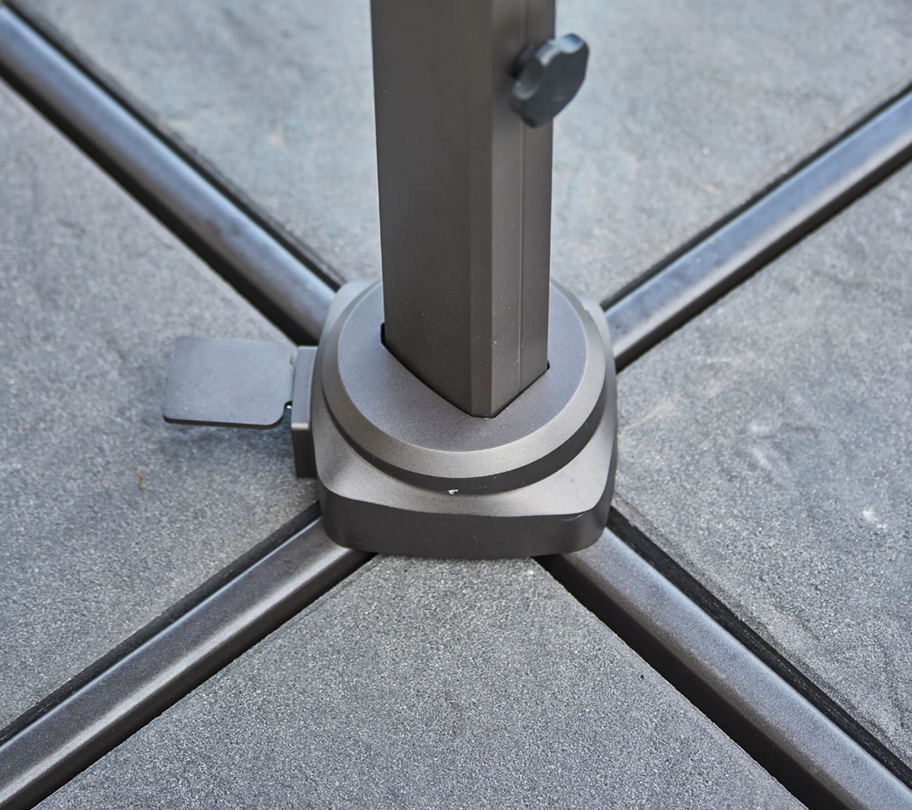 Hyde luxe parasol base (4 tiles) - Image 2