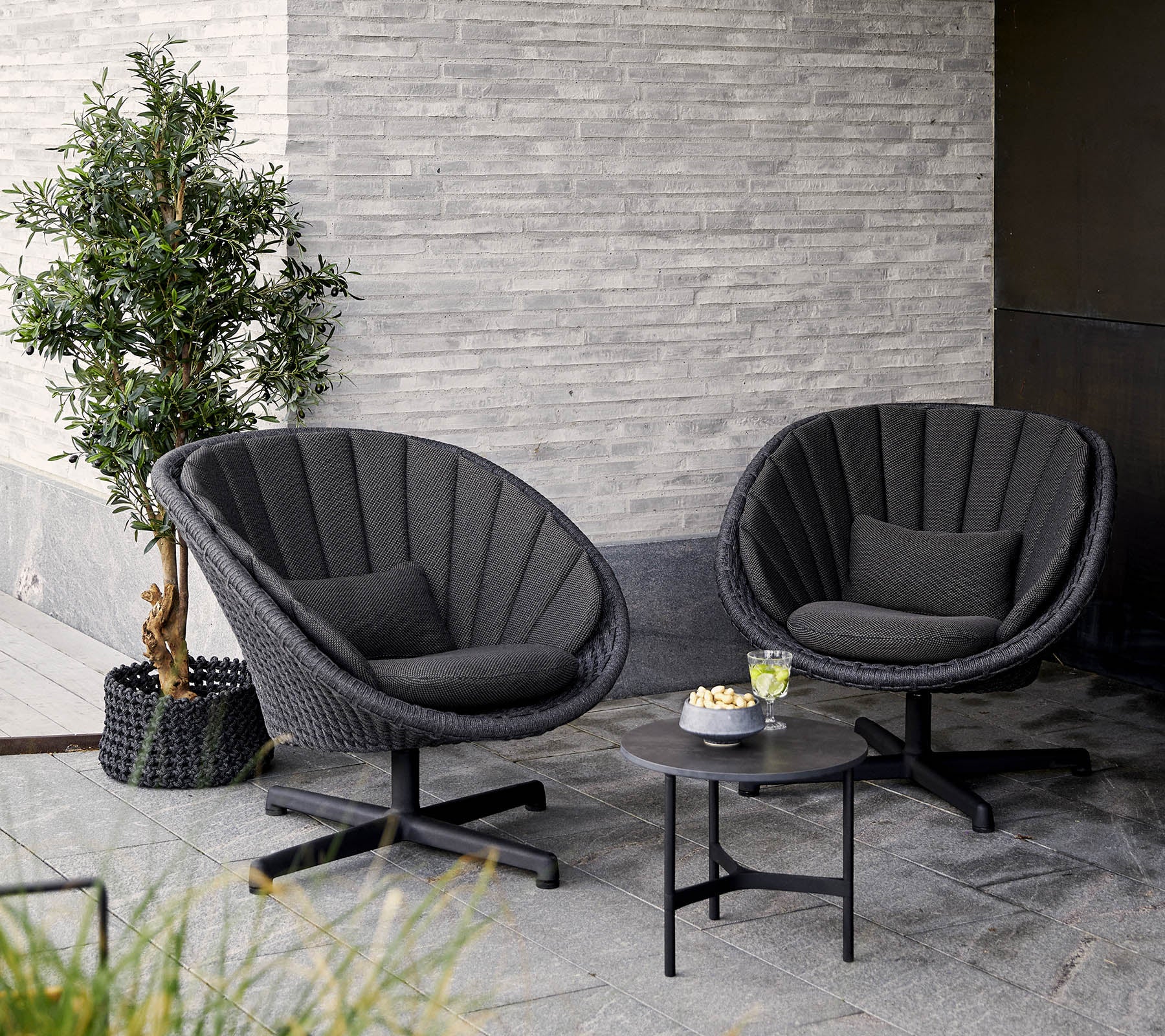 Peacock lounge chair w/swivel aluminium base - Image 3
